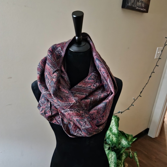 Women's scarf - Picture 3 of 5